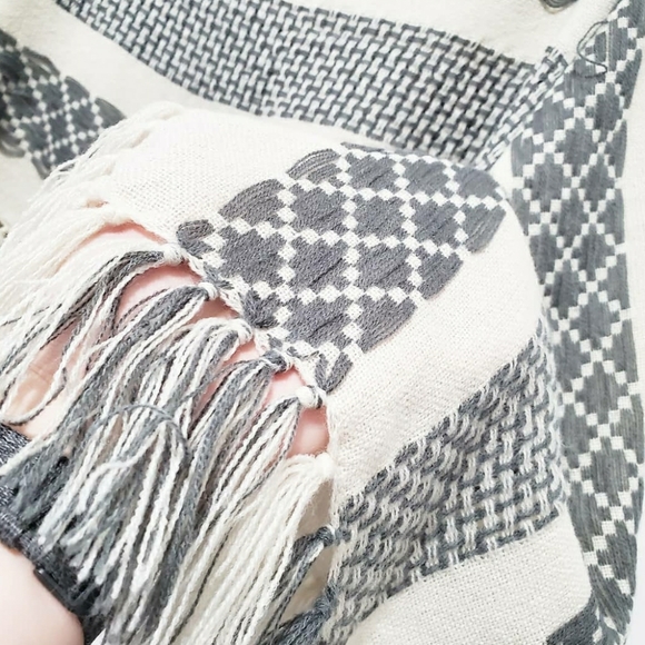 Beautiful Shrug Fringe Poncho Style Cardigan - Picture 3 of 3